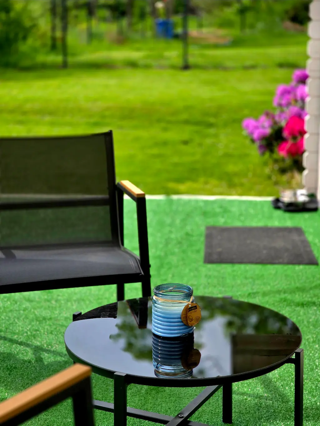 Kaffeetisch im Garten