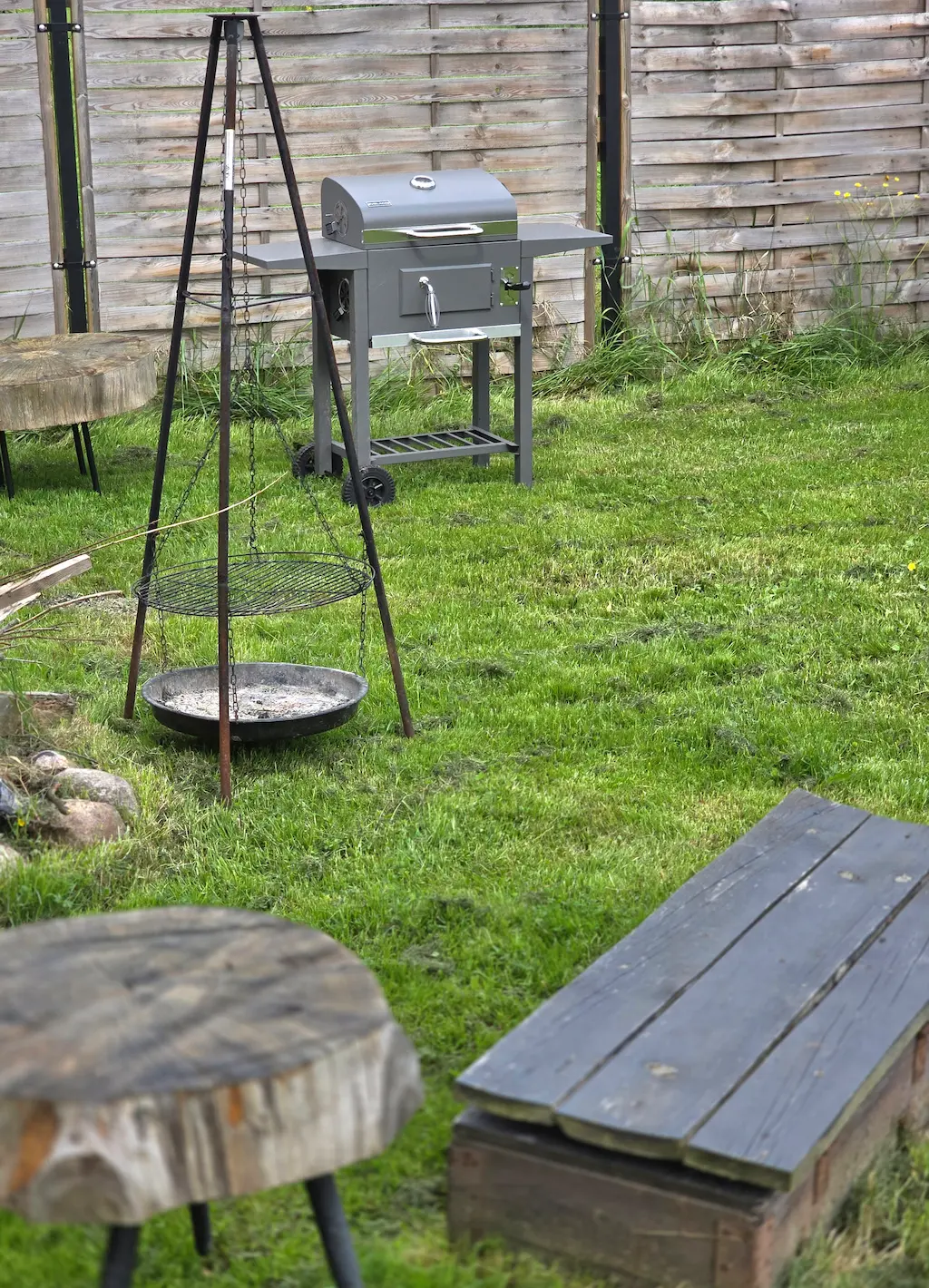 Schaukel und Bänke im Garten
