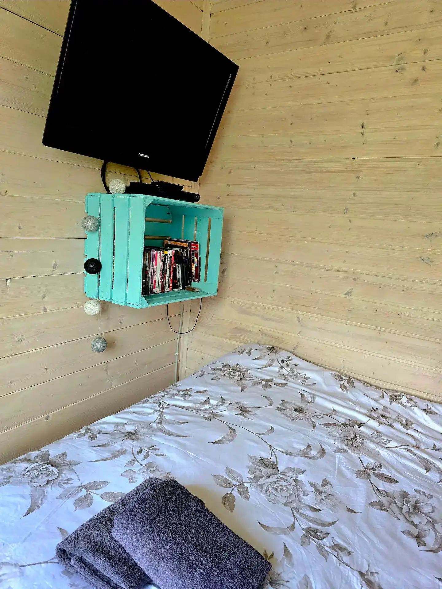 Schlafzimmer mit Einzelbetten und Fernseher
