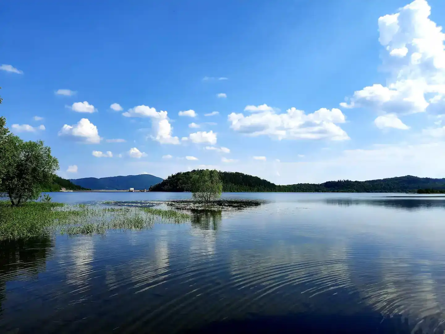 Stausee Bukówka und Berge