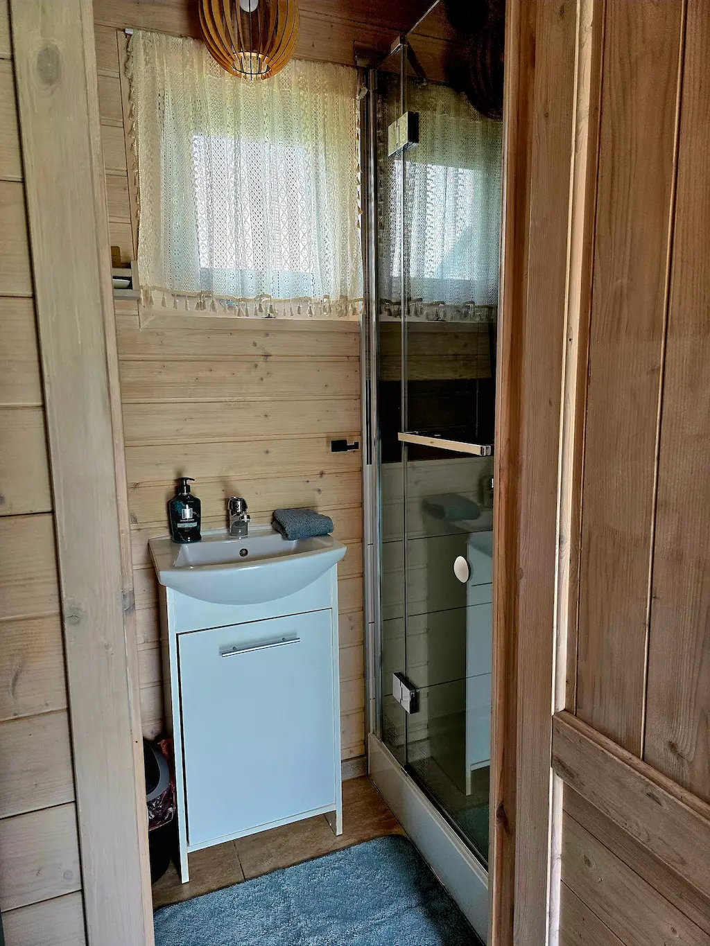 Badezimmer mit Dusche