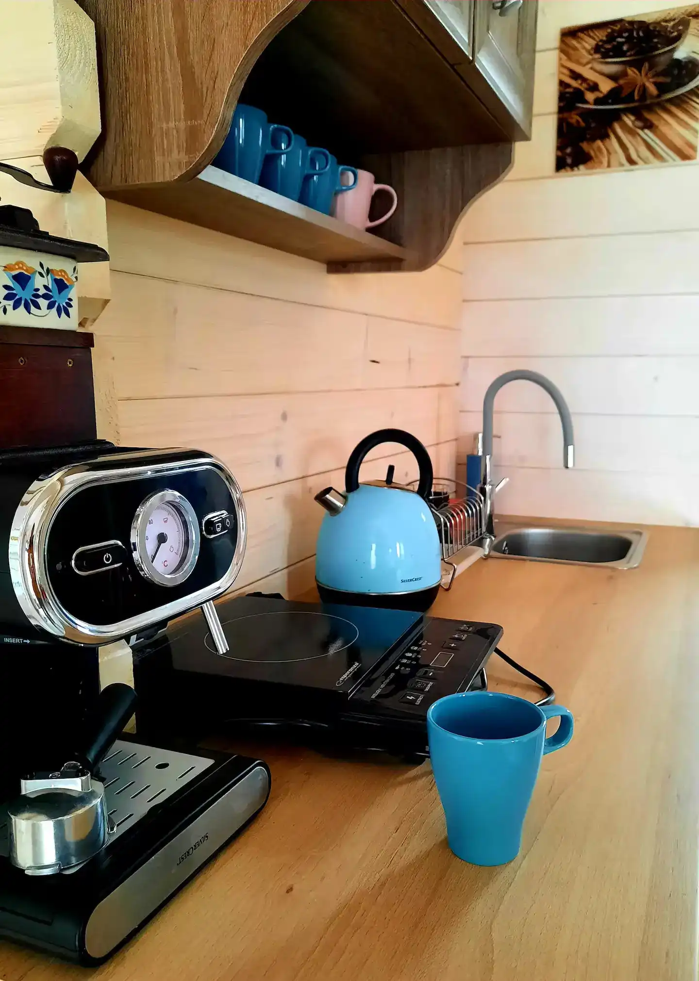 Kaffeemaschine und Küchenausstattung