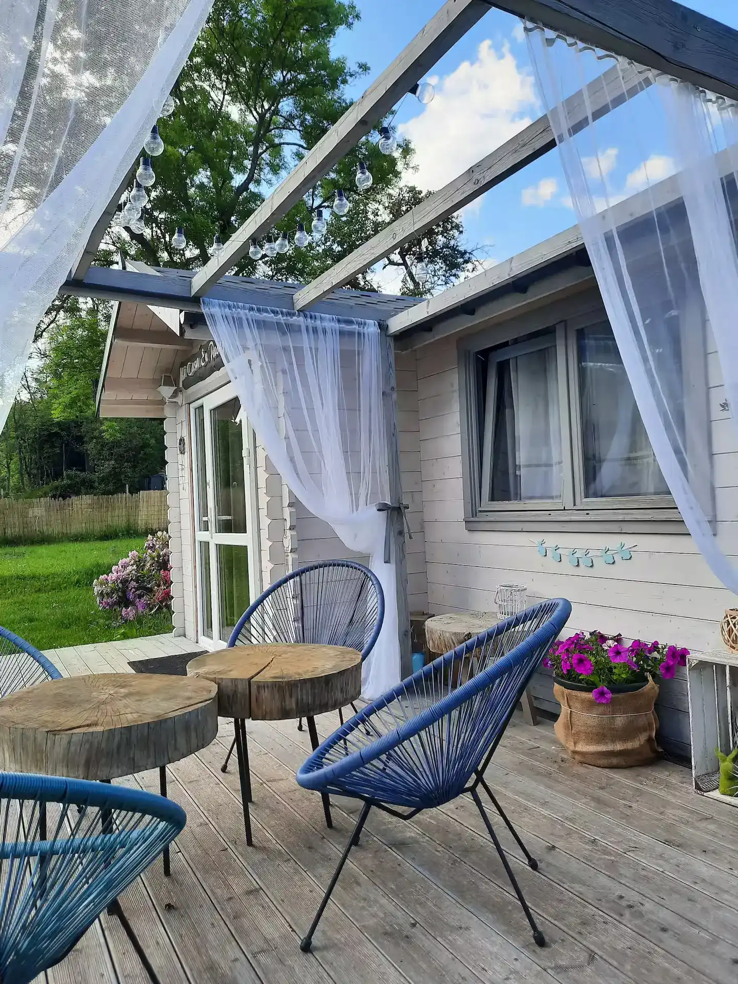 Überdachte Terrasse mit Sitzmöbeln