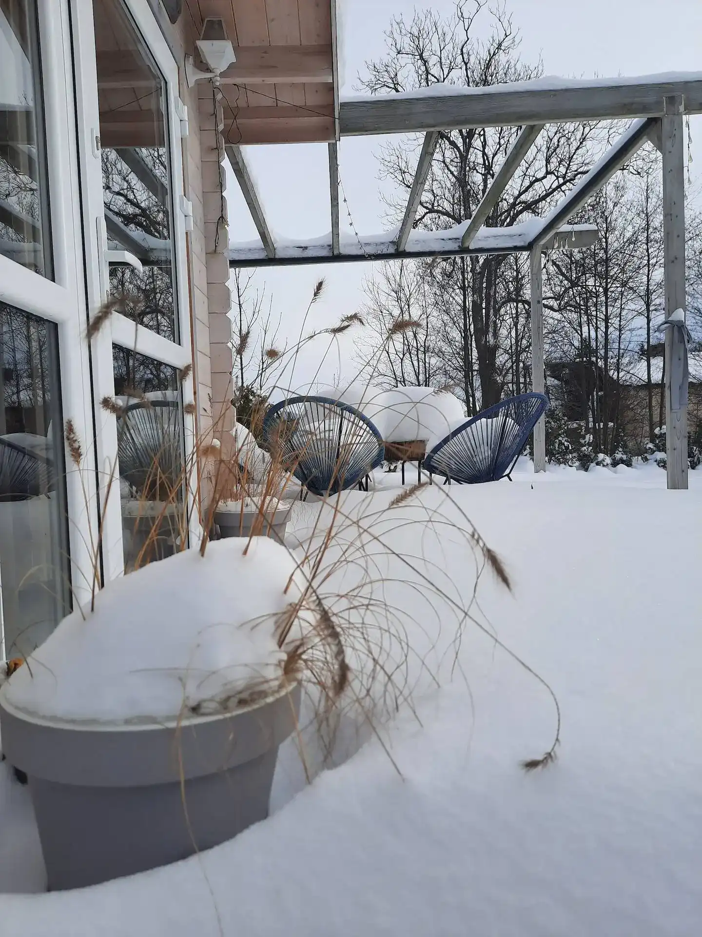 Sauna im winterlichen Garten