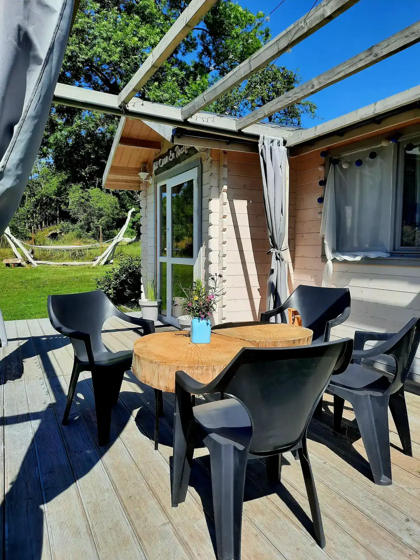 Sonnige Terrasse des Ferienhauses