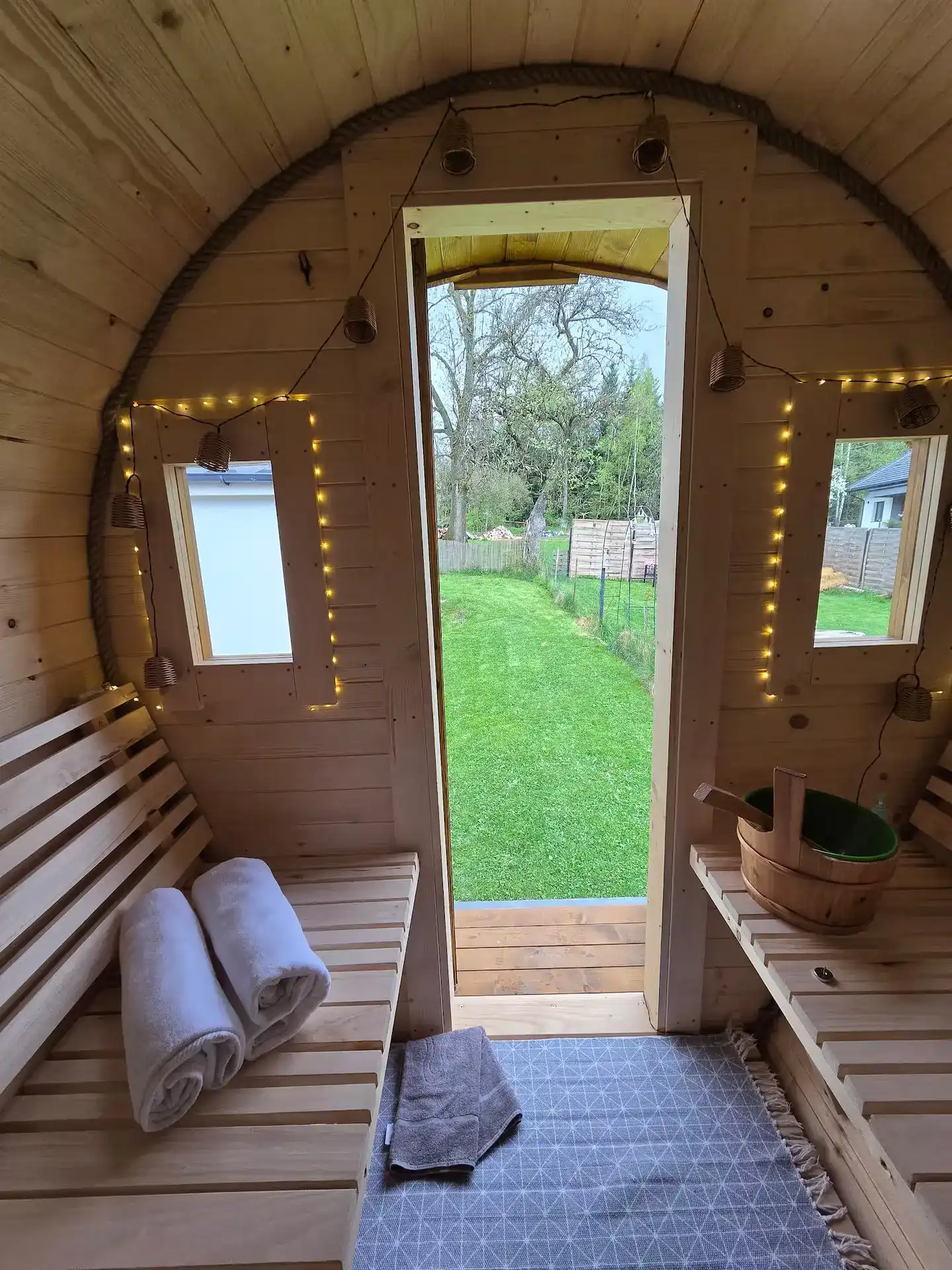 Holzinterieur und Terrasseneingang