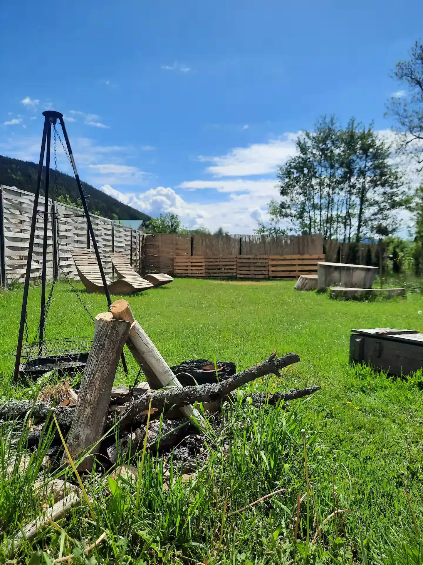 Garten mit Schaukel und Feuerstelle